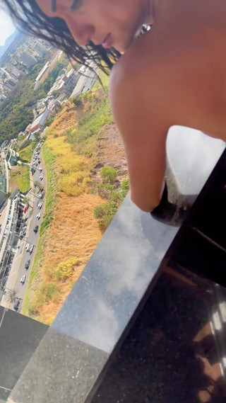 SX Producer: Begabter Kunde entschied sich, Nathalia Fontes' Hintern kennenzulernen