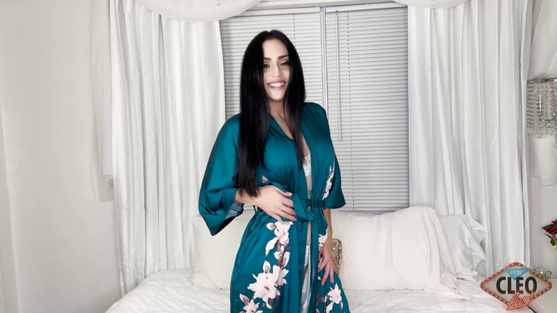 Cleo: Cleo sexy vestita spogliarello