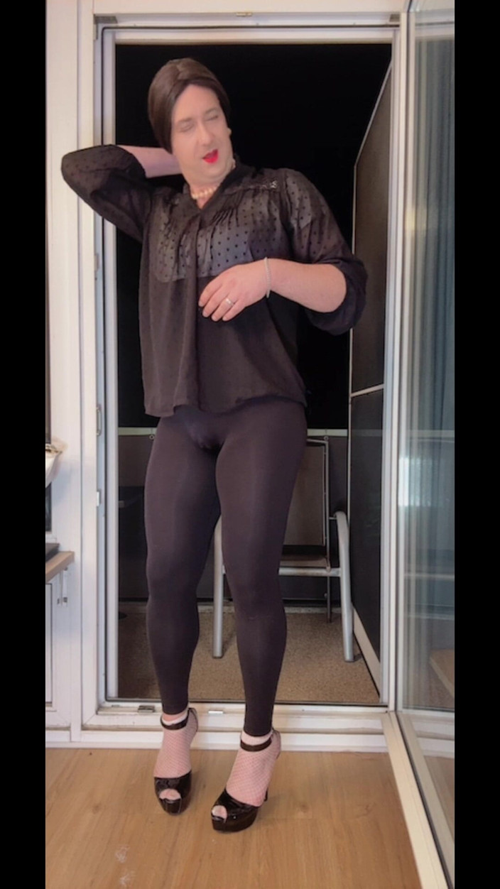 SissyDaniella: Kadın kılıklı azdırma ve dildo balkonda biniyor