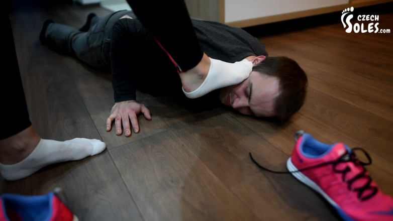 Czech Soles - foot fetish content: Нюхання спортивних шкарпеток і ніг подруги