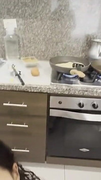 Sex lesbian cu sora vitregă a soțului meu în bucătărie în timp ce ea pregătește micul dejun și soțul meu este în dormitor