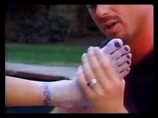 Redhead Beauties: Hřebec s foot fetišem olizuje nohy