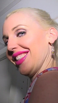 MILf blonde spermaschlampe lexi lou lutscht ein paar geile dogger und nimmt ihre großen ladungen auf ihr hübsches gesicht