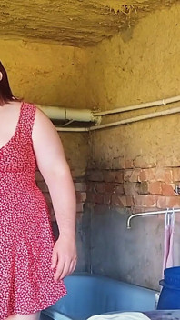 Aku menyetubuhi pelacur desa tepat di gudang tempat dia mencuci baju