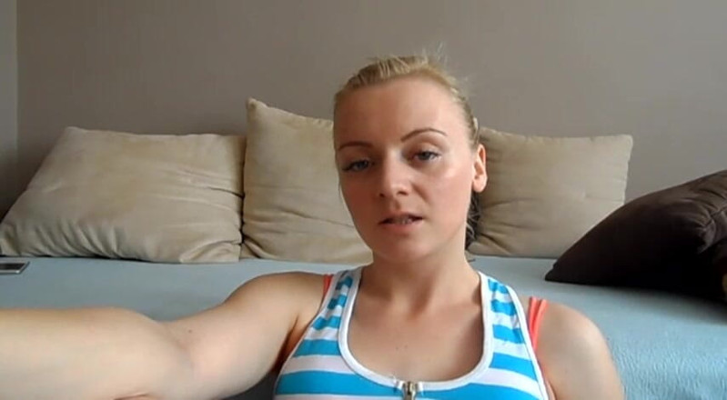 Femdom Austria: Loira querida fumando um cigarro em vídeo de close-up