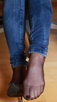 Clics de talons hauts sur le sol en bois - frottement de nylon et retrait des chaussures ASMR