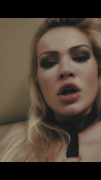Barfuß-teen cherry Kiss genießt mehrfachen orgasmus von ihrem dildo