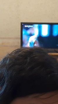 Bottom Sissy Slave Dziwka służy jej właścicielowi jako pszczałka stojak, ssie i całuje Dicka i Liks tyłek podczas gdy właściciel oglądać piłkę nożną