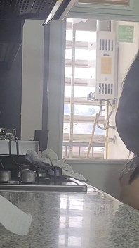 丰满的大屁股继母，只有粉丝在慢动作，再次在厨房