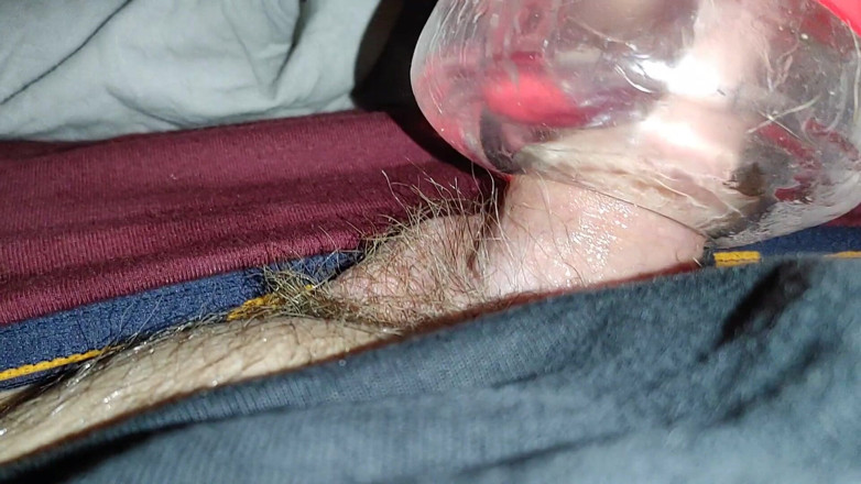 Bareboybreeder: Táta šuká novou masturbátorku, zatímco přítel odpočívá vedle něj.