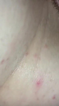 Un giovane ragazzo entra dolcemente nella figa vergine della sua ragazza