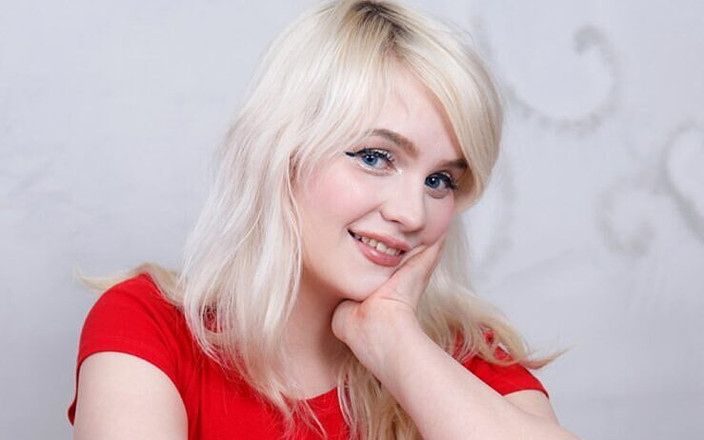 FeelMeVR: Coroline, prettyface, molliger teenager nackt beim casting