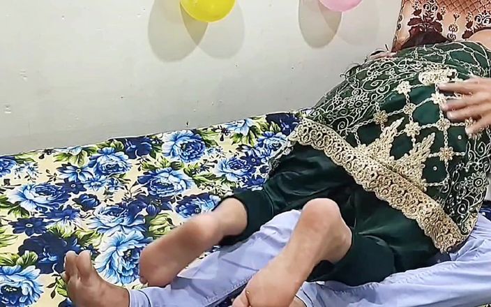 Pakistani CoupleX: Matrigna indiana desi che gioca con il suo figliastro matrigna...