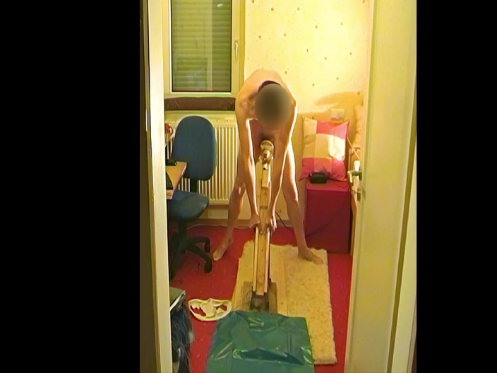 Mark Hannes: Masturbation debout à la lumière de poche