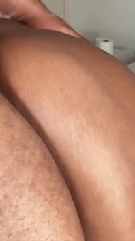El culo gordo se corría por todo en mi polla y seguía montando