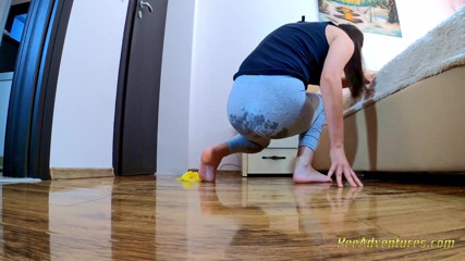 Pee Adventures: Pisse dans mes collants en nettoyant la maison
