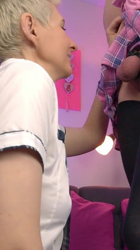 Wąchaj jego piłki, podczas gdy on szarpnie się i zdejmie całą spermę!