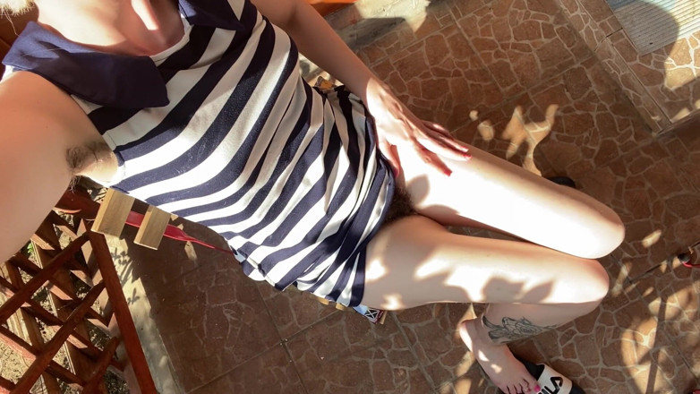 Cuteblonde666: Куріння на вулиці, показуючи мою волохату кицьку