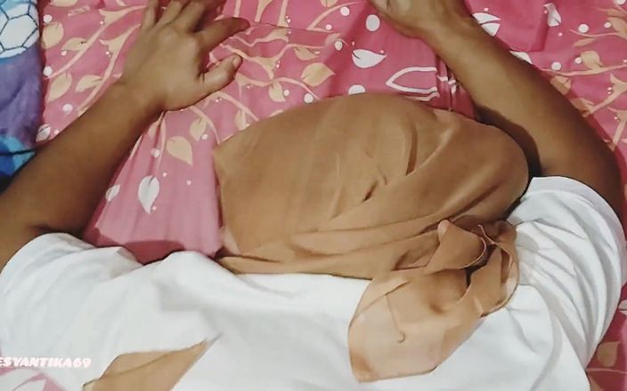 Evesyantika: Fucking a Beautiful Muslim Hijab Girl Without a Condom. She...