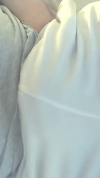 Mano en mis pantalones cortos