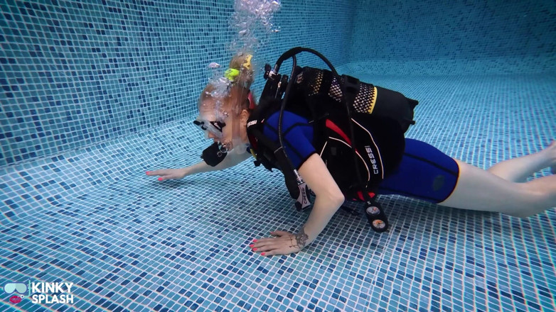 UKCuteGirl Lucy Lauren: Trabajo de pies de buceo bajo el agua