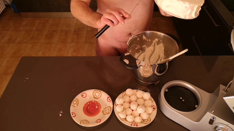 Cicci77: Cicci77 después de haber recogido 50 gramos de esperma, ¡prepara un pastel...