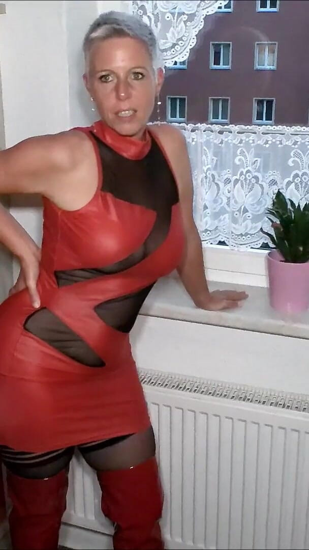 Melissa Deluxe: ¡Una perra sexy con la rodilla por encima de la...