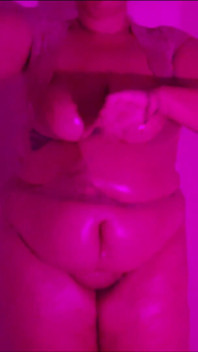 Naolejovaná růžová bbw booty tease
