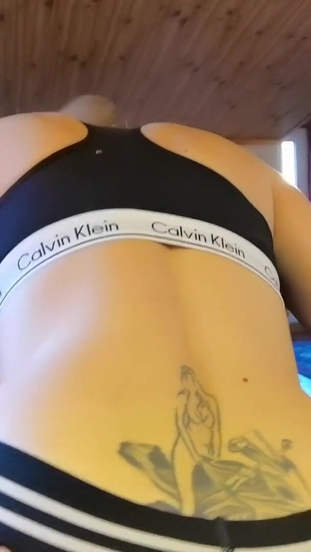 Wet Kelly: Dry Hump Me in My Spandex Leggings and Cum on...