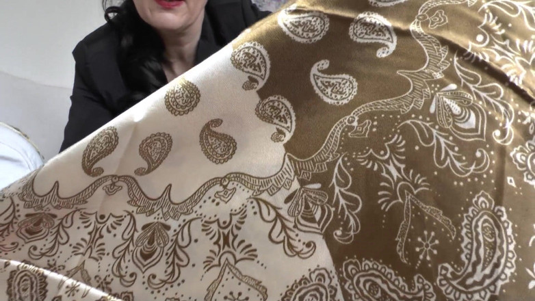 Lady Victoria Valente: Le mie sciarpe di raso lucide sono così eccitanti! Lady...