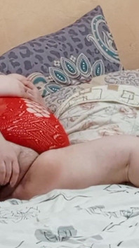 Temanku dengan toket besar lagi asik masturbasi, pantat dan memek berbulunya