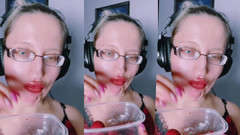 FinDom Goaldigger: Asmr strawberry eating - asmr, kính mắt, gianess, son môi, môi...
