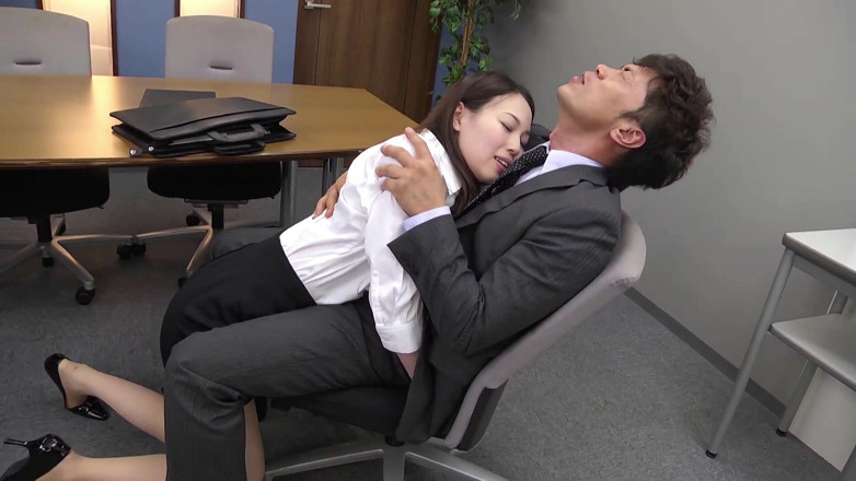 Asian porn collection: Boss knullar mager asiatisk tonåring Misaki på kontoret och ger...