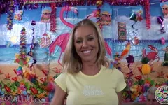Deslumbrante loira Nicole Aniston tem seios perfeitos e lábios grandes