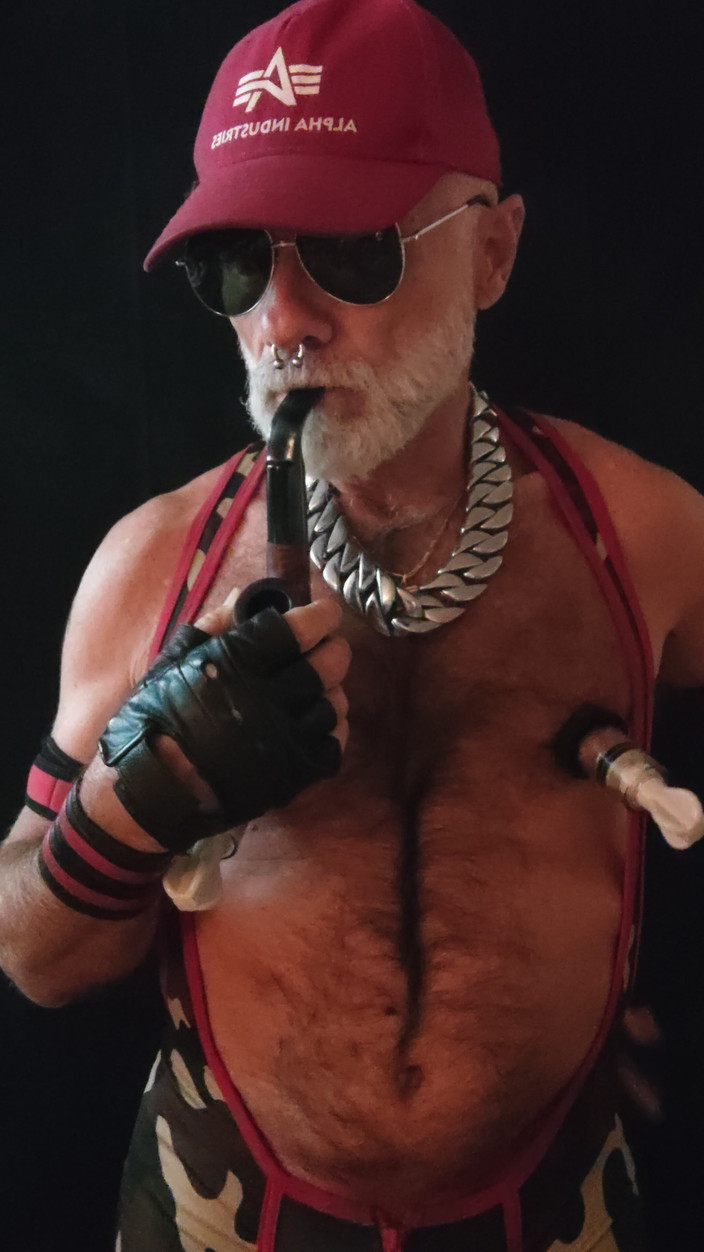 MusclesCigarsFFPig: सौतेला पिता धूम्रपान पाइप और निप्स पंप कर रहा है