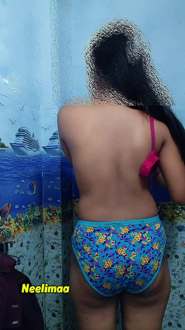Neelimaa: Indisches heißes desi-schulmädchen zieht uniform um und masturbiert. Indisches desi...