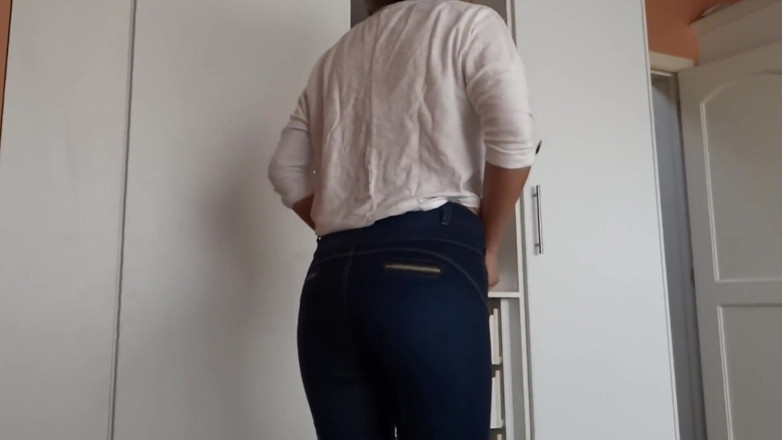 Ardientes69: After Urinating, the Stepmother Puts on Very Tight Jeans, Revealing...