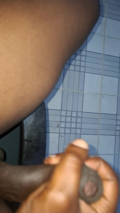 Bumba: 大鸡巴回到首都，所有的妓女都感到困惑，并追赶他