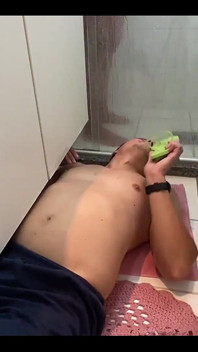Pisando no pé do escravo depois de tomar banho