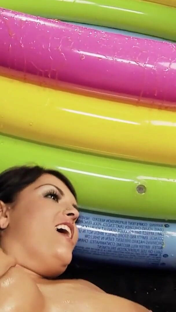 SEXUAL SIN: 비키니 입은 레즈 Pool_scene_1_busty 레즈들이 오르가즘을 받을 때까지 젤리 풀을 즐기세요