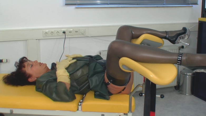 Rubber & Clinic Studio - 1ATOYS: Enema especial - preenchendo as luvas dentro do asscunt