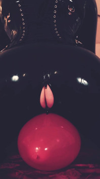 Big Ass Wet Pussy MILF in Latex Rubber Clothes Wanna Fuck..