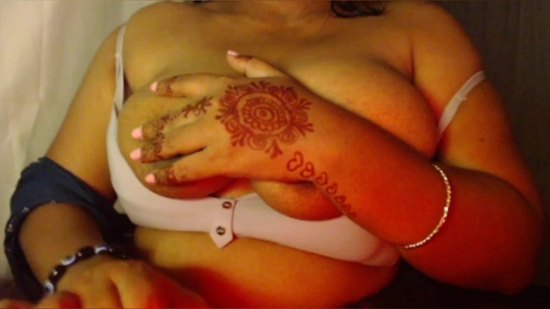 HotGirl21: Pertunjukan payudara besar bra putih gadis seksi.