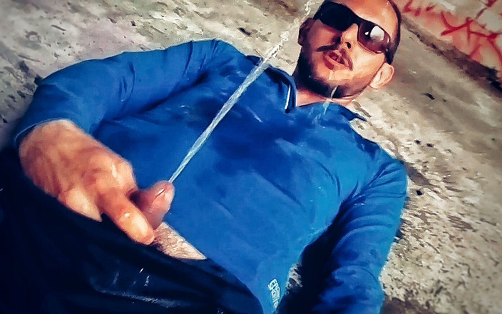 Aerostar: Pisse démente et éjaculation dans un bâtiment abandonné, 60 images par seconde