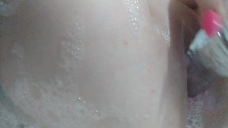 Sexy Katti: Ich ficke mich mit einem riesigen dildo im badezimmer