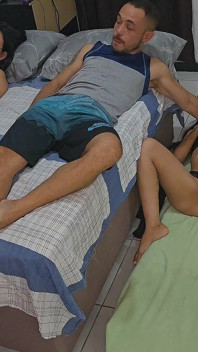 Esposa Compartilha Quarto Com Seu Amigo E Marido