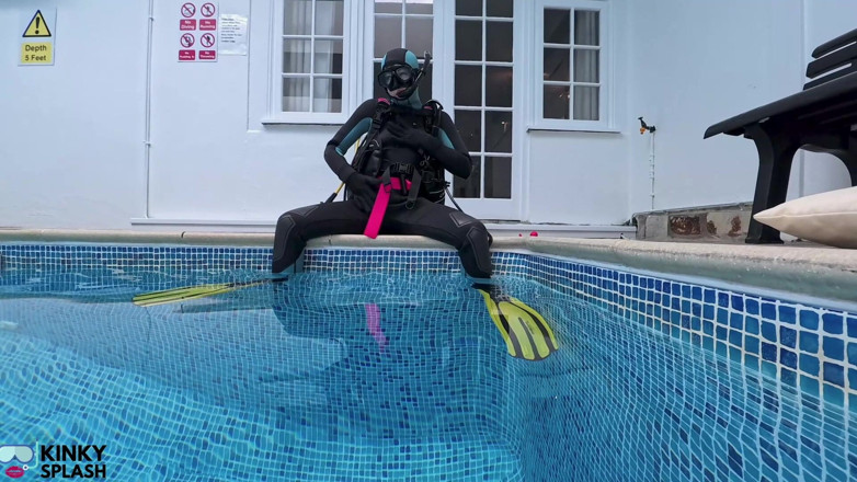UKCuteGirl Lucy Lauren: Scuba Wank &amp; Orgasme Bawah Air
