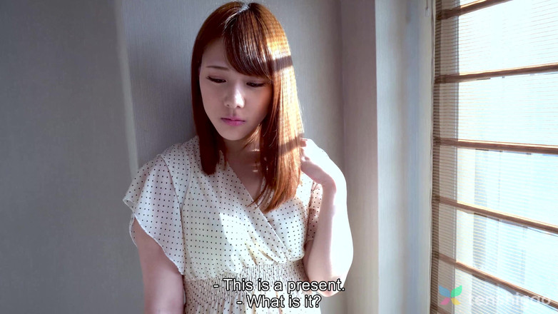 Tenshigao: 害羞的女孩yuri非常可爱，为我们穿上她的旧大学制服