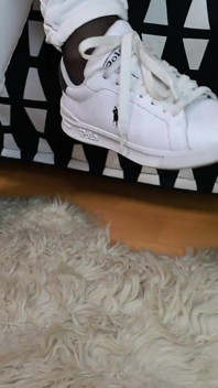 Vita sneakers - vita jeans - svart förstärkta tårstrumpbyxor