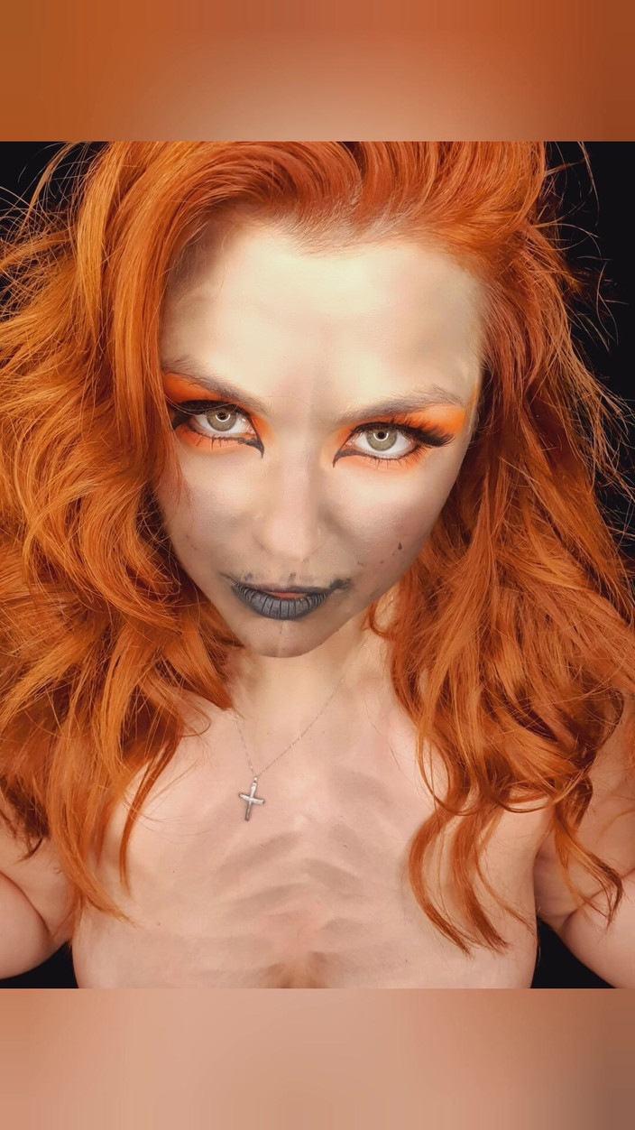 Mandy Foxxx: 万圣节少女荡妇潮吹和撒尿然后舔舐